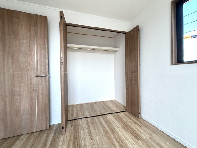 越谷市平方L１号棟　新築戸建の収納|服をたくさん掛けられるクローゼット付き。お部屋のスペースを有効活用できます。
