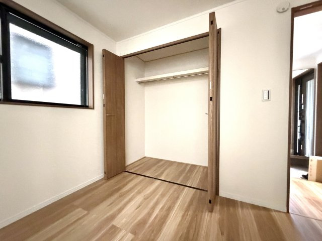 越谷市平方L１号棟　新築戸建の収納|ロングコートやドレスもシワにならず綺麗に掛けられる高さを確保した収納スペースを備えています。