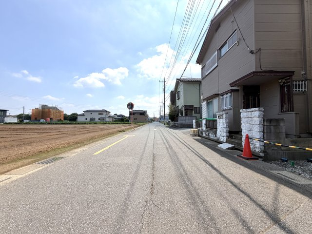 越谷市平方L１号棟　新築戸建の前面道路含む現地写真|突き当たりや交通の抜け道になっていない静かな道路。外からの侵入者が少なく防犯面も良好です。