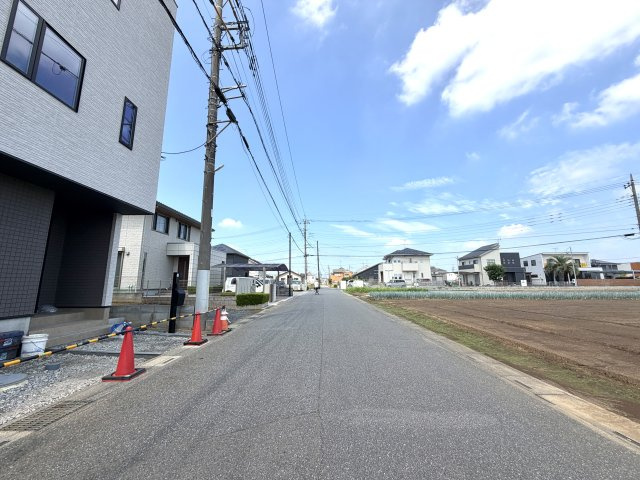 越谷市平方L１号棟　新築戸建の前面道路含む現地写真|前面道路は交通量が少なく静かな環境。お子様やペットの移動も安心です。