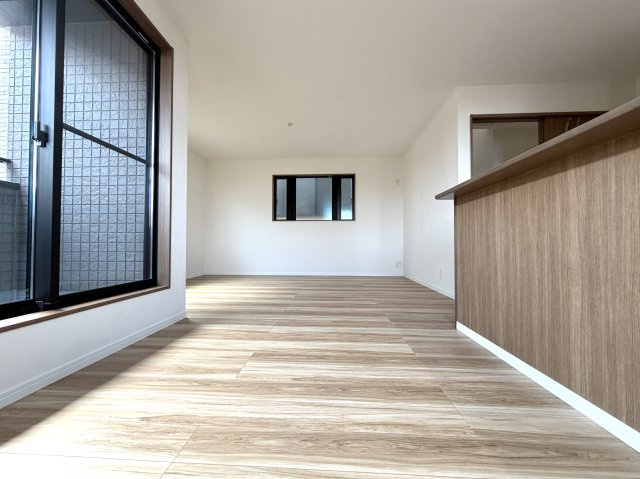 越谷市平方L１号棟　新築戸建の居間・リビング|家族の笑顔が集まる快適なリビング。吹き抜ける風と柔らかな陽光が心地よい空間を演出します。