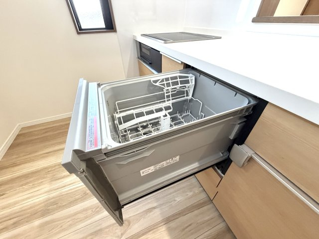 越谷市平方L１号棟　新築戸建のキッチン|食洗器を標準装備したキッチンです。家事の負担を軽減し、毎日の生活にゆとりを生み出します。