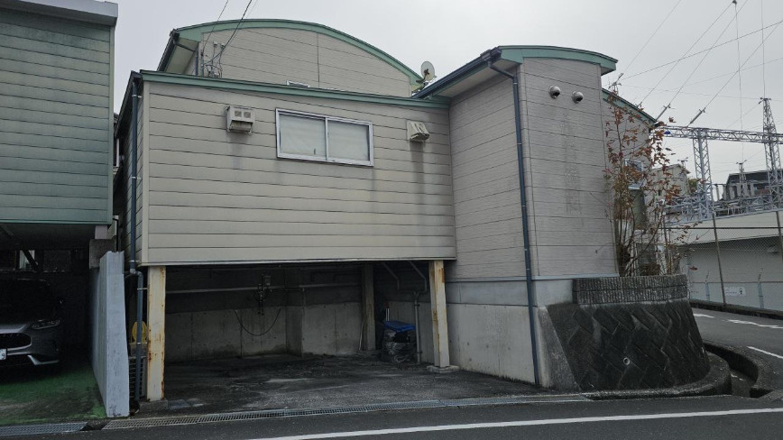 「角地」高知市瀬戸南町2丁目　中古一戸建ての外観|優しい色合いと個性的なフォルムが目を惹きます♪
