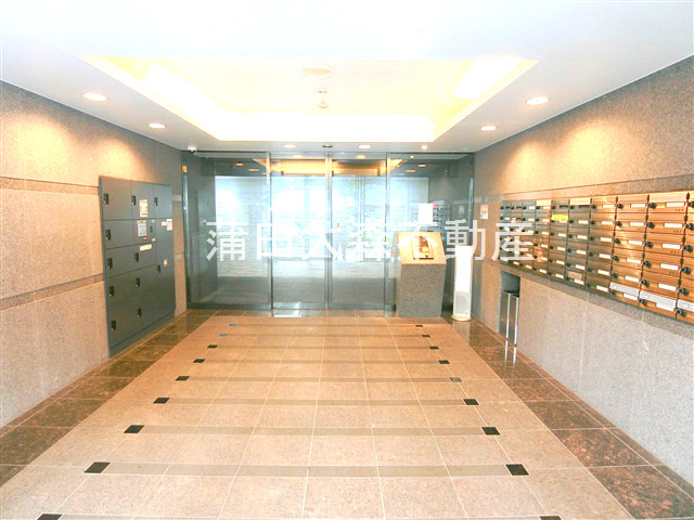 ルーブル大鳥居参番館のエントランス|防犯カメラTVモニター付オートロック宅配BOXメールBOX管理人室