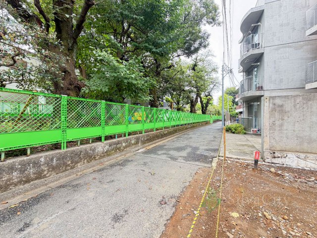 渋谷区西原1丁目の前面道路含む現地写真