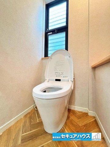 【中古住宅】愛知郡東郷町兵庫2丁目のトイレ|【高機能トイレ】
◆高機能トイレの多くは便器のフタの開閉が自動であり、使用後に手動で水を流す面倒もなく非常に便利です。スタイリッシュな見た目で、お掃除しやすく、節水効果が高いです。　　　　　　　　　　