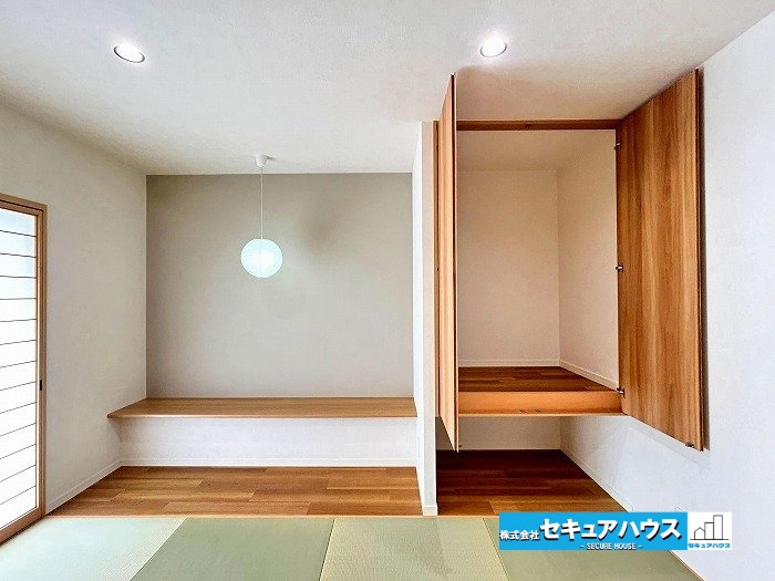 【中古住宅】愛知郡東郷町兵庫2丁目の和室|【和室6帖】
◆リビングに続く和室の扉を開ければ開放感が増し、お子様の遊び場は寝転がるスペースとして利用することができます。
◆収納付きのため来客時の布団などもすっきりと片付きます。　　　　　　　　　