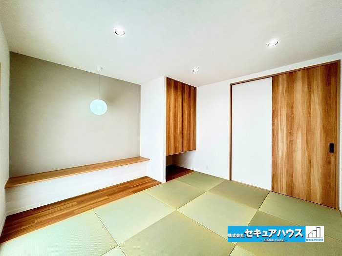 【中古住宅】愛知郡東郷町兵庫2丁目の和室|【和室6帖　別角度】
◆扉を閉めれば客間としても利用できる汎用性の高さが魅力のお部屋です。
◆カウンターでは作業や勉強をしたり、棚として家族の写真や小物を置くスペースとして利用することも可能です。　　