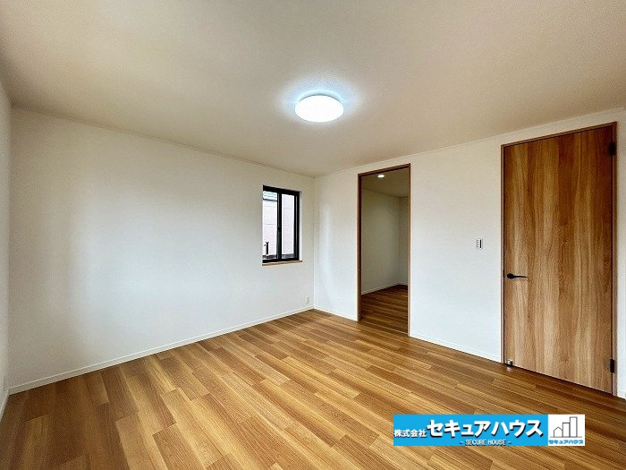 【中古住宅】愛知郡東郷町兵庫2丁目の洋室|【南向き　洋室8帖】
◆ウォークインクローゼット付きのお部屋です。8帖の広さがあるため大きなベッドなどを設置することができます。　　　　　　　　　　　　　　　　　　　　　　　　　　　　　　　　　　　　