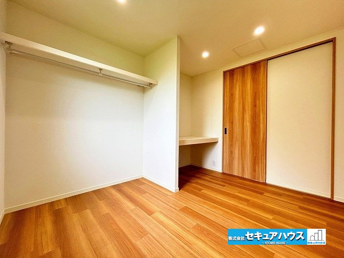 【中古住宅】愛知郡東郷町兵庫2丁目の収納|【洋室8帖のウォークインクローゼット】
◆ハンガーパイプや棚付きのため沢山収納することができます。
◆ダウンライト付きのため明るいところで洋服や荷物を探すことができます。　　　　　　　　　　　　　　　
