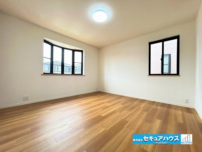 【中古住宅】愛知郡東郷町兵庫2丁目の洋室|【南向き　洋室8帖別角度】
◆広々とした居住空間は日々の暮らしを彩り、心のやすらぎと満足感を与えてくれます。通風と採光を考慮した設計は子供たちはのびのび育ち、家族でくつろぎと団らんを生み出します。　　