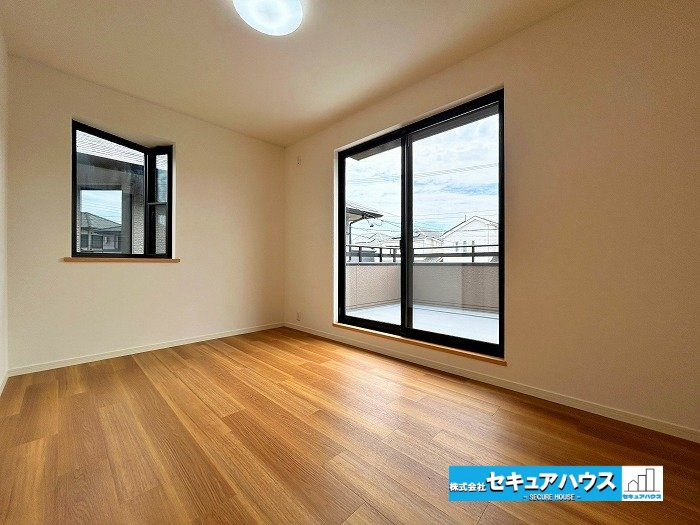 【中古住宅】愛知郡東郷町兵庫2丁目の洋室|【南向き　洋室6帖】
◆バルコニーに出られるお部屋です。
◆お子様のお部屋や主寝室、来客時の宿泊室、趣味のお部屋としてもご利用いただけます♪
◆全居室2面採光のため日当たり良好です。　　　　　　　　　