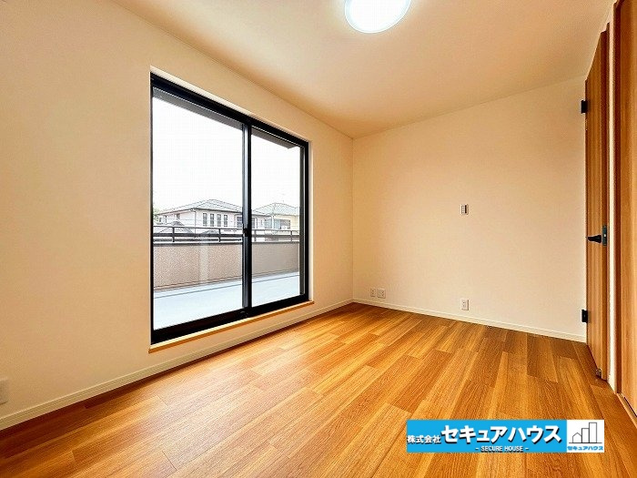 【中古住宅】愛知郡東郷町兵庫2丁目の洋室|【洋室6帖　別角度】
◆収納クローゼット付きのお部屋です。
◆全居室収納付きの各居室ごとにお洋服や荷物をしまうことができます。　　　　　　　　　　　　　　　　　　　　　　　　　　　　　　　　　　　　　