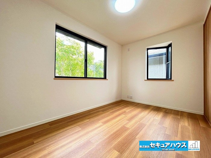 【中古住宅】愛知郡東郷町兵庫2丁目の洋室|【北側　洋室6帖】
◆家族一人ひとりの大切なプライベート空間。趣味に合わせて使って頂けるようシンプルに仕上げてあります。暮らし心地を大きく左右する収納を、適材適所に配置し使い勝手を考慮しました。　　　