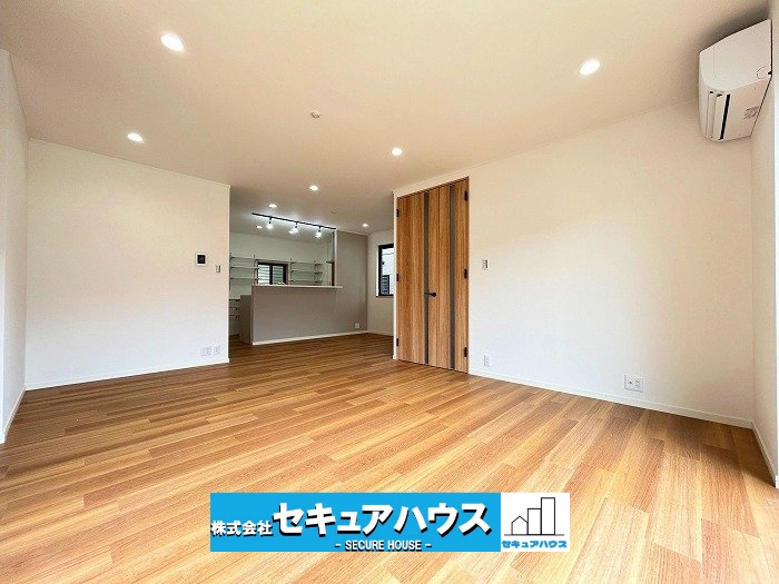 【中古住宅】愛知郡東郷町兵庫2丁目の居間・リビング|【2026年7月リフォーム完了】
◆本日ご案内可能！365日営業中！！
◆家族でゆとりある暮らしを叶える4SLDK
◆駐車2台可能
◆パントリーやWIC・各部屋収納など収納充実の住まいです♪　　　　　