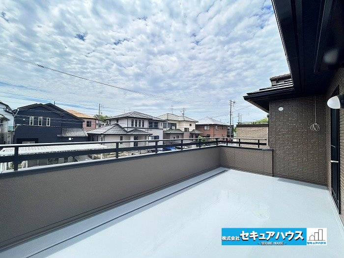 【中古住宅】愛知郡東郷町兵庫2丁目のバルコニー|【バルコニー】
◆見晴らしもよく、太陽の温かな温もりをめいっぱい受け止めてくれます。
太陽の光と爽やかな風を受けたお洗濯物はあっという間に乾き、取りこむ時には太陽の匂いを感じられそうですね。　　　　　