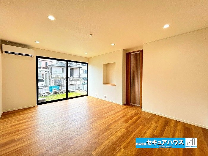 【中古住宅】愛知郡東郷町兵庫2丁目の居間・リビング|【LDK約18.5帖】
◆広々とした南向きリビングで陽当たり良好です♪
◆対面式キッチンからLDKの様子が見えるためコミュニケーションもスムーズに行うことができます。　　　　　　　　　　　　　　　　　