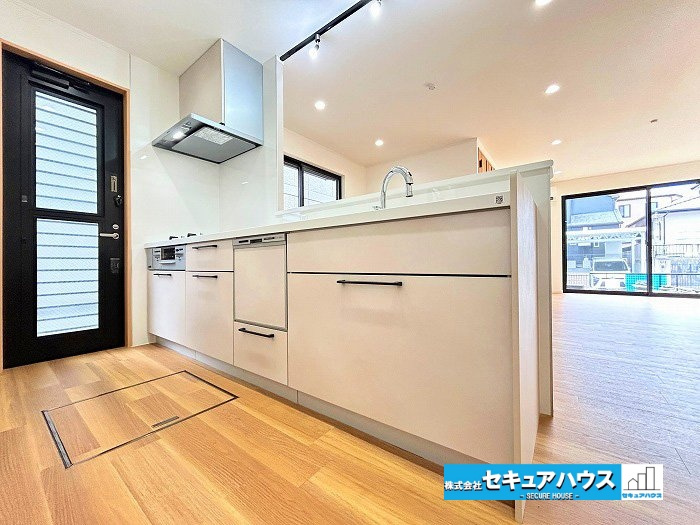 【中古住宅】愛知郡東郷町兵庫2丁目のキッチン|【キッチン】
◆同時にたくさんの料理が調理できる3口コンロ。「焼く・蒸す・煮る」の工程を同時進行で進めることができるので、料理を素早く作ることができます。
◆洗い物の時短に繋がる食洗機付きです。　　　
