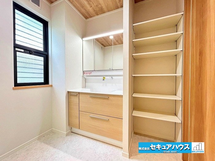 【中古住宅】愛知郡東郷町兵庫2丁目の独立洗面台|【洗面台】
◆鏡の裏にはたっぷりと収納スペースを標準装備！
◆洗面台横には棚がついているためタオルや洗剤などを置くスペースもございます。可動式となっているため高さ調整が可能です。　　　　　　　　　　　