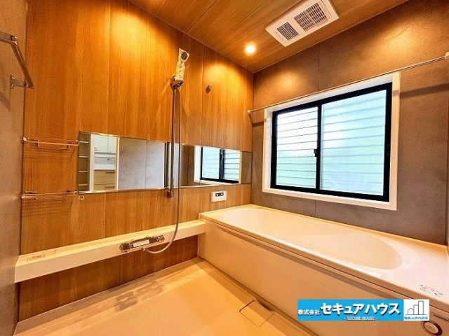 【中古住宅】愛知郡東郷町兵庫2丁目の浴室|【浴室】
◆アクセントパネルで落ち着きのある雰囲気を演出します。毎日の疲れを癒やすバスタイムをお楽しみ下さい！
◆窓付きで、カビの繁殖を抑える効果があります。
◆追い炊き機能付きのオートバスです。　　