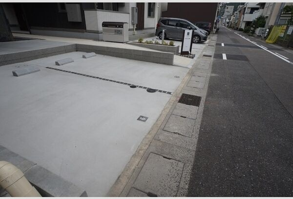 Bellflower高森の駐車場