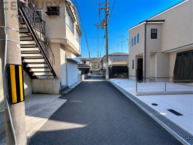 閑静な住宅街に位置する落ち着いた住環境。前面道路は車通りも比較的少なく、穏やかな暮らしが叶います。周辺は住宅が立ち並び、子育て世帯にもおすすめの住環境です。