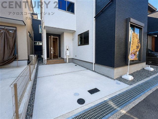 スタイリッシュな外観が目を引く新築戸建。ゆとりある駐車スペースを確保し、毎日の車の出し入れもスムーズ。明るく清潔感のある住まいで、快適な新生活を始められます。