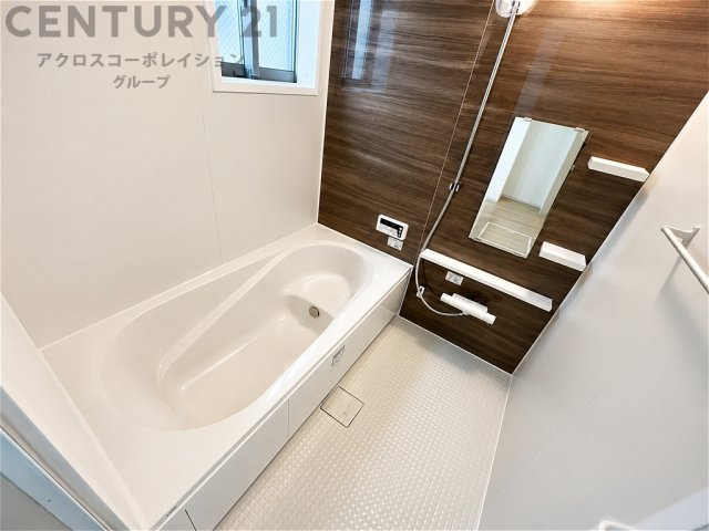 木目調のアクセントパネルが上質な雰囲気を演出する浴室。ゆったりとした浴槽で、一日の疲れを癒す快適なバスタイムをお楽しみいただけます。