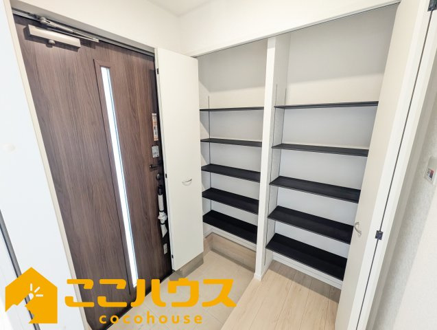 沖縄市胡屋第1　クレイドルガーデン　新築戸建て　全13棟　9号棟の玄関|大容量のシューズボックス
