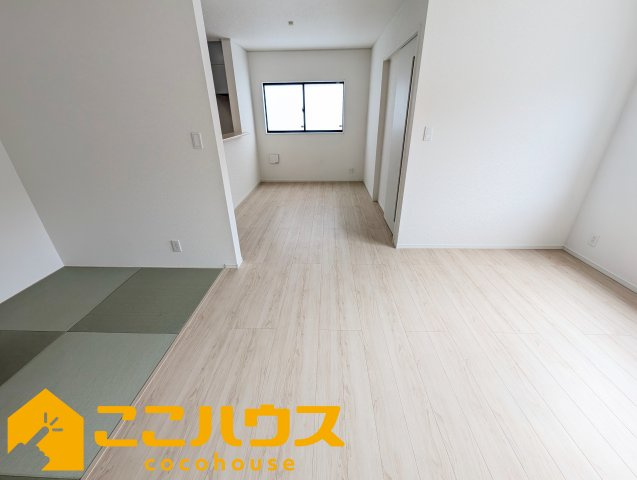 沖縄市胡屋第1　クレイドルガーデン　新築戸建て　全13棟　9号棟の居間・リビング|LDK17帖
