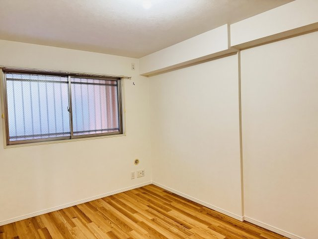 マイキャッスル椚田の寝室|～7.0帖の主寝室　ベッドなど大型家具のレイアウトもしやすい広さです～