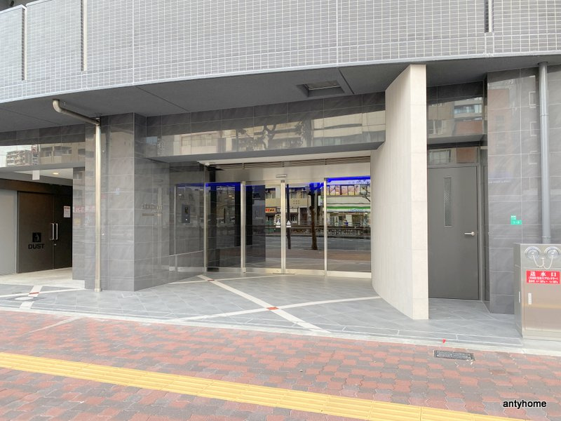 セレニテ難波リアン　仲介手数料無料のエントランス