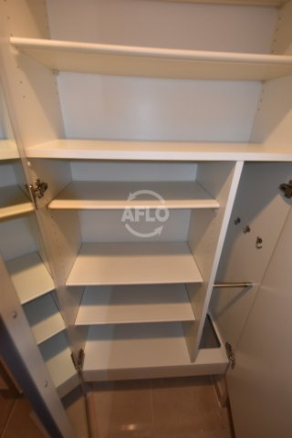 サンメゾン谷町セイスアヴェニータの収納|サンメゾン谷町セイスアヴェニータ　シューズボックス