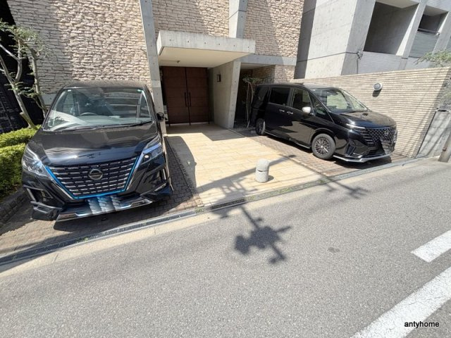レジュールアッシュ心斎橋リュクスの駐車場