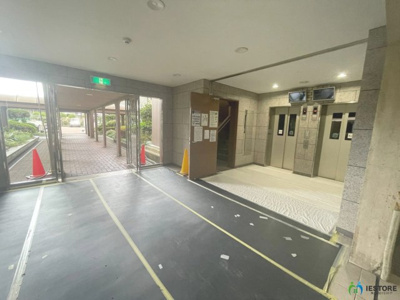 【エントランス】 | メゾンドール堺 | 【３ＬＤＫの暮らしやすい間取り】テレワークのお仕事部屋、子供部屋等、ライフスタイルや家族構成に合わせて多目的にご使用いただけます♪