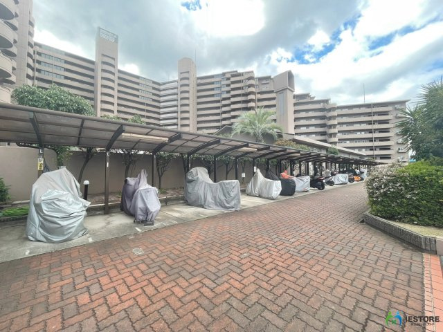 メゾンドール堺の駐輪場|駐輪場に屋根があるので、雨の日に自転車が濡れにくく嬉しいですね♪