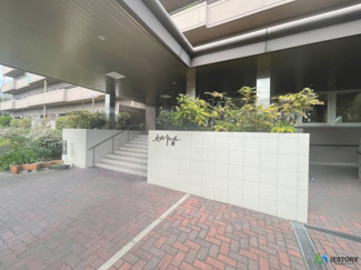 【エントランス】 | メゾンドール堺 | クロス・床材リフォーム済！綺麗な壁や床で室内が明るくなりますね！爽やかな気分でお過ごしいただけますよ♪