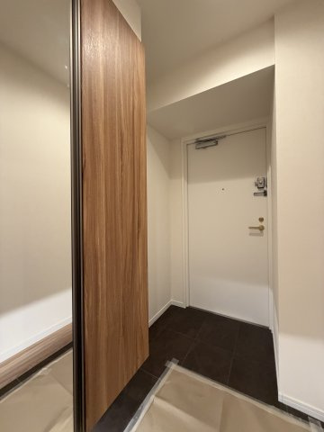 新宿区新宿１丁目の中古マンションの玄関