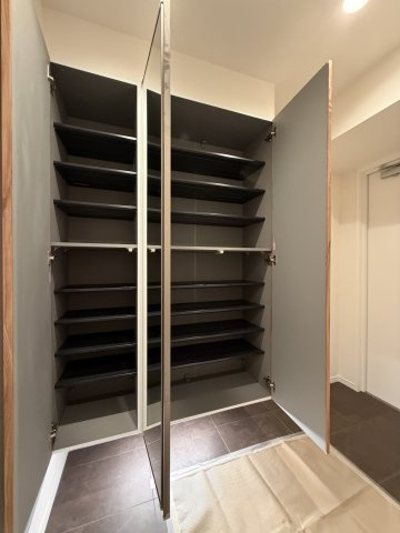 新宿区新宿１丁目の中古マンションの収納|シューズボックス