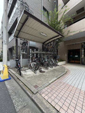 新宿区新宿１丁目の中古マンションの駐輪場