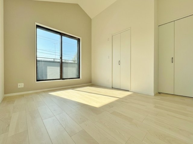 練馬区関町北4丁目 全2棟 A号棟の洋室|2階6.6帖洋室
2階南向きのお部屋で暖かな光が届きます
プライベート空間も快適にお過ごしいただけます
(A号棟)