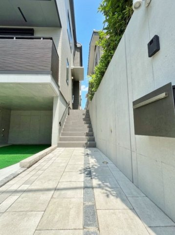 練馬区関町北4丁目 全2棟 A号棟の外観|エレガントな玄関アプローチ