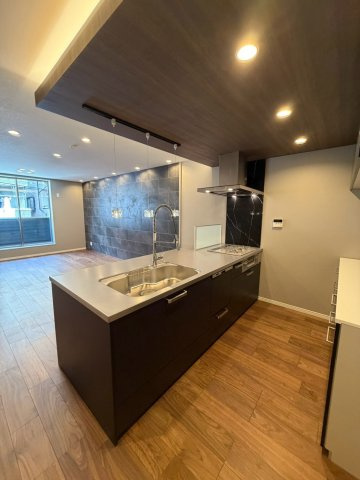 【キッチン】 | 【弊社売主物件】河北中町リノベ戸建 | 3口ガスシステムキッチン採用、食洗機搭載です。
水栓のデザイン等、細部までコーディネートしております。

