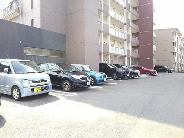 フォレスタ春日の駐車場