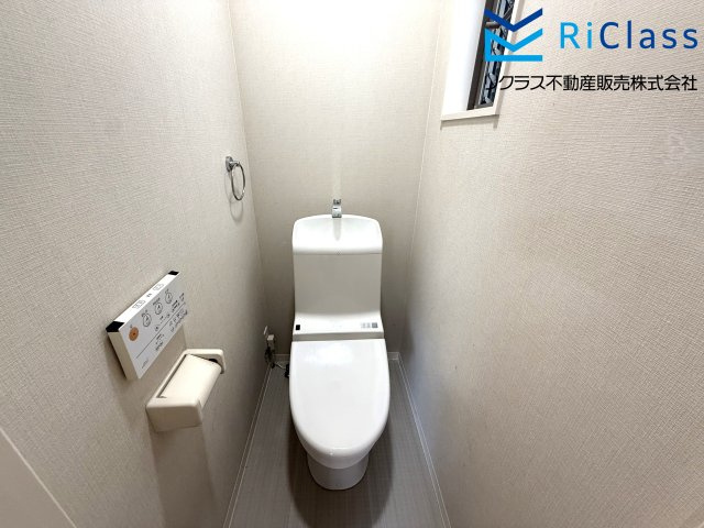 中古戸建　神戸市長田区御蔵通3丁目のトイレ|2階のウォシュレット付きトイレです