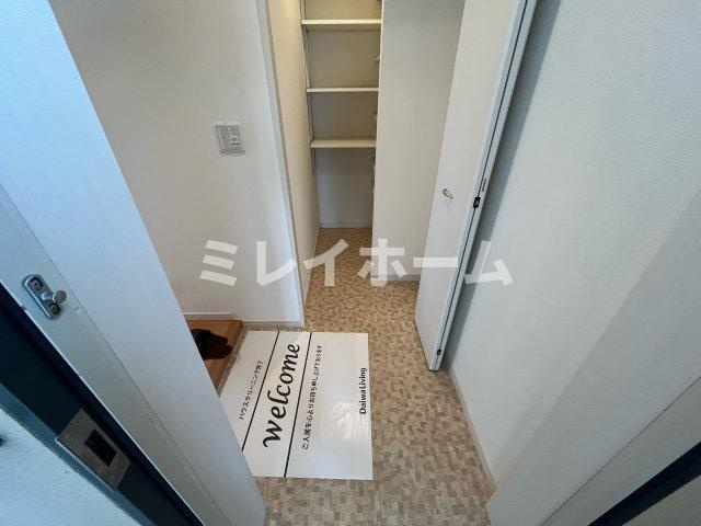 ガーデンハウスの玄関|同建物内、別のお部屋の参考写真になります。
