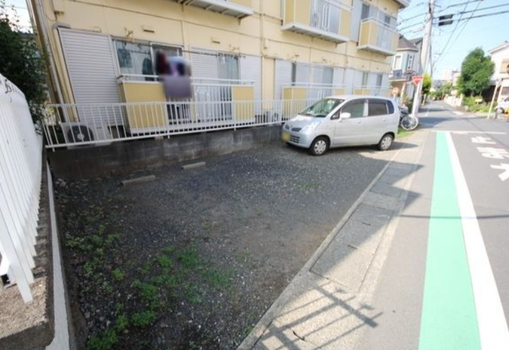 大和市中央林間西４丁目のアパートの駐車場