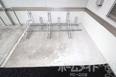 グラナーデ江戸川Bの駐車場