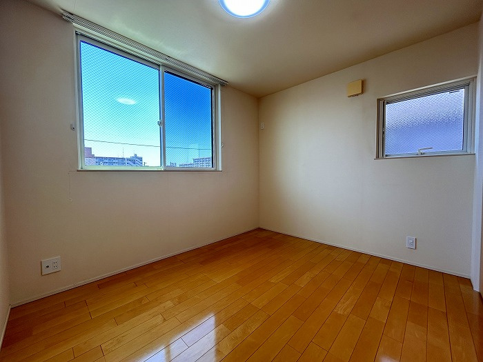 名古屋市熱田区二番２丁目の中古一戸建の洋室|◇３階洋室◇　　南側の明るい洋室約５．０帖　全居室収納完備♪