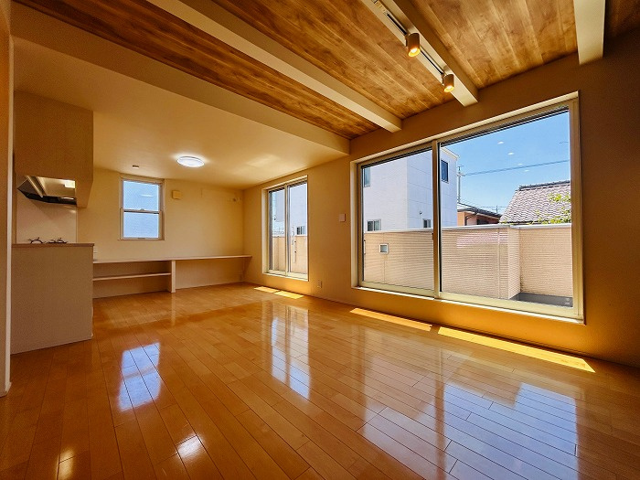 名古屋市熱田区二番２丁目の中古一戸建の居間・リビング|◇リビング◇　　２階の南面で明るいリビング約２０．３帖　お子様の勉強やワークスペースなどに利用できるカウンター付き！